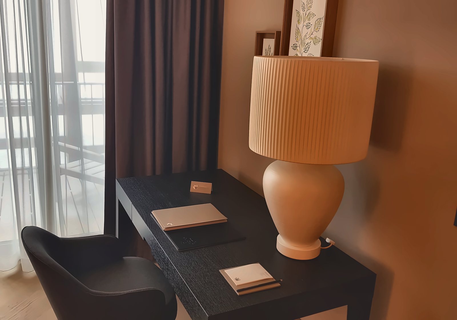 Lampada da tavolo a base costolonata su uno scrittoio del Waldhotel