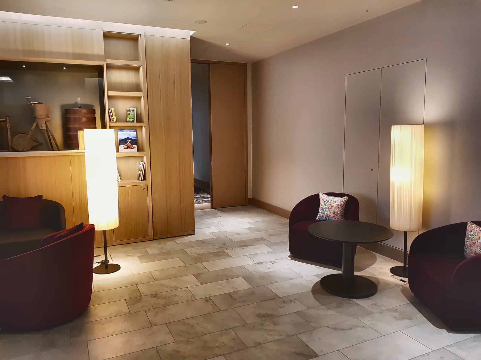 Soggiorno di una suite del Waldhotel Bürgenstock con due colonne luminose