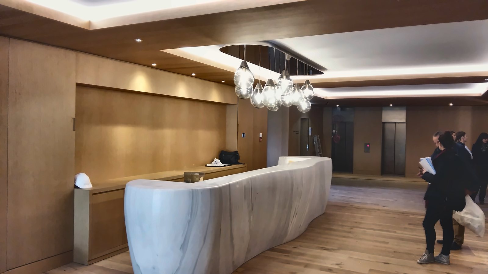 Le comptoir de réception en marbre de l'Alpine Spa, sous la grappe de gouttes de verre