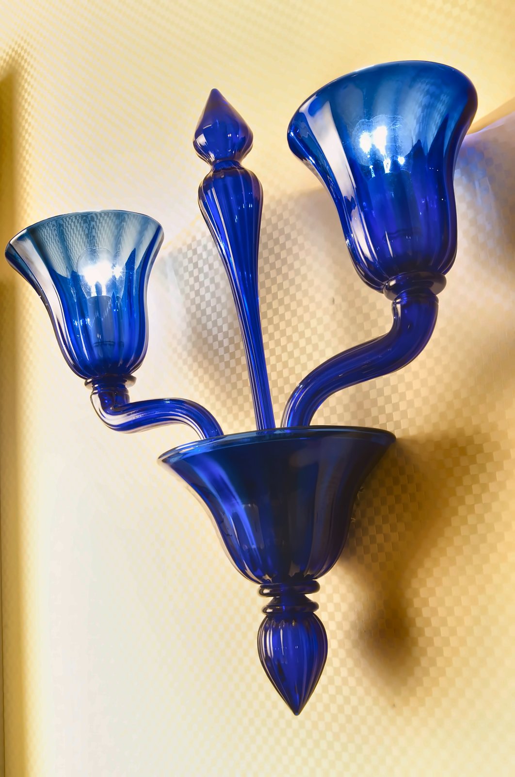 Applique a due bracci in vetro di Murano blu, con le coppe a tromba