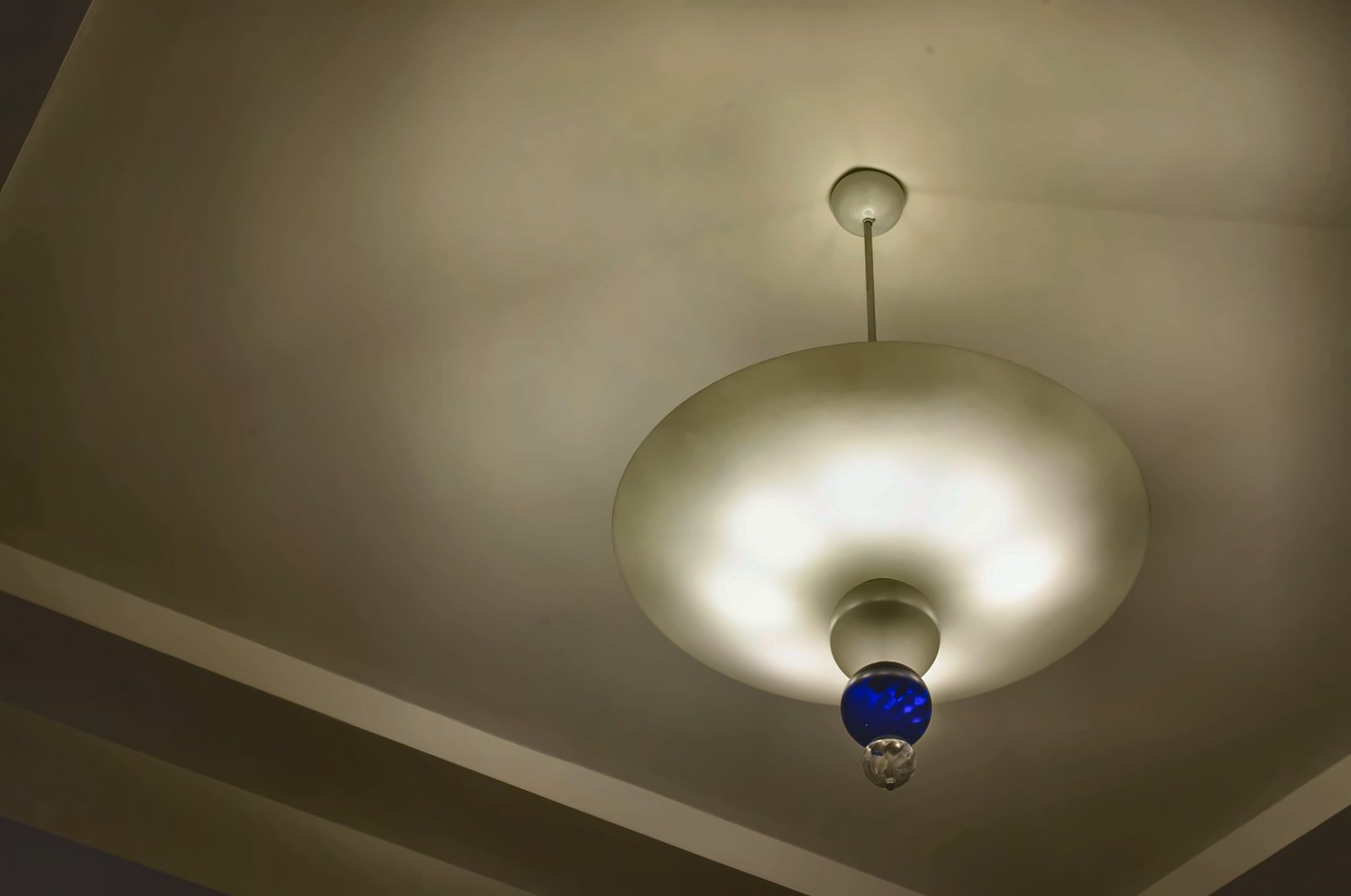 Plafoniera a disco in vetro bianco con puntale in vetro blu, vista dal basso