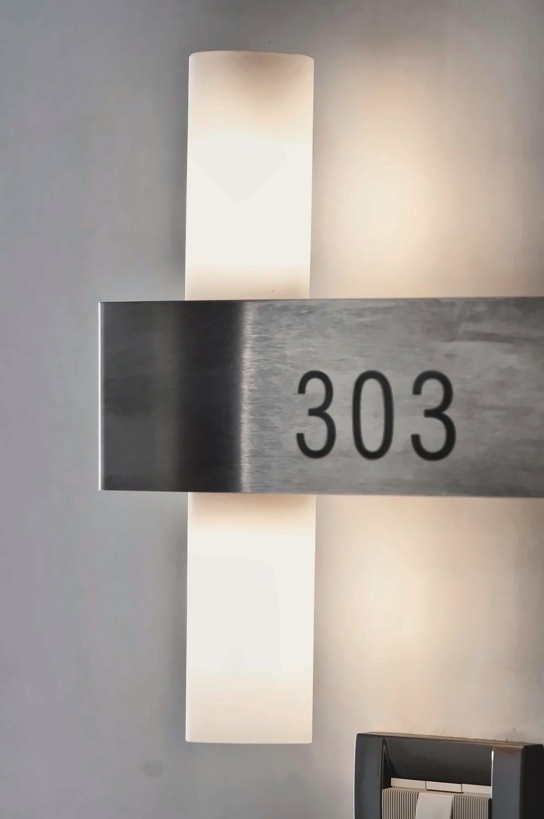 Il numero di camera 303 su una colonna luminosa a parete