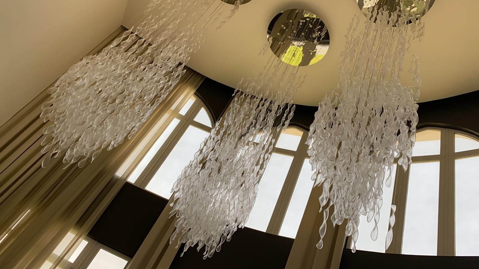 Le cascate viste dal basso, con il disco dorato incassato nel soffitto