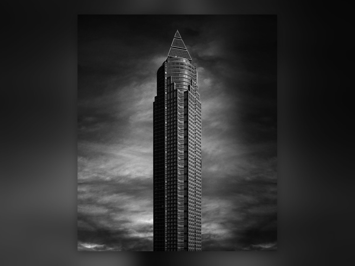 La torre del Messeturm di Helmut Jahn a Francoforte, fotografata dal basso contro il cielo