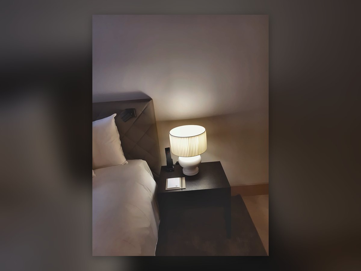 Liseuse da lettura sulla testata imbottita di una camera del Waldhotel