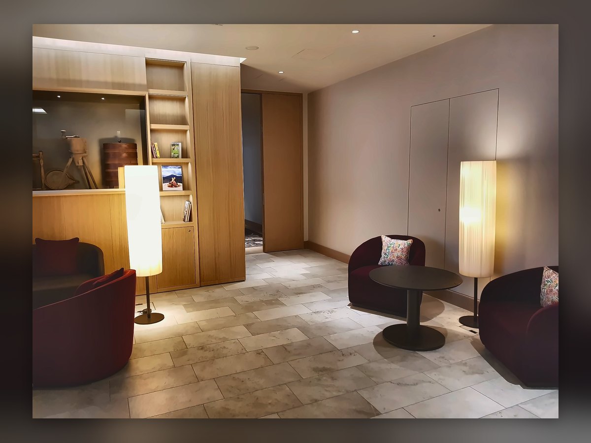 Soggiorno di una suite del Waldhotel Bürgenstock con due colonne luminose