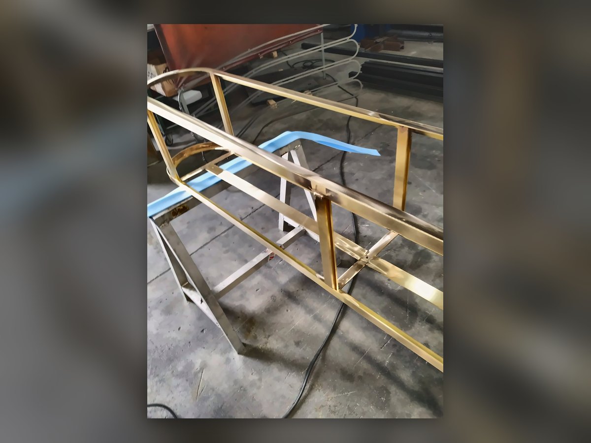 Le cadre en laiton complet, monté en atelier avant les verres