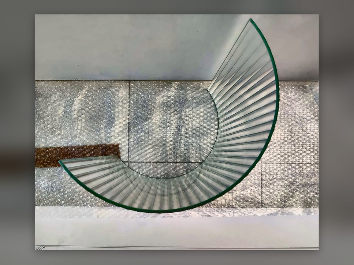 Un panneau de verre cannelé courbé, posé sur le papier bulle après le pli