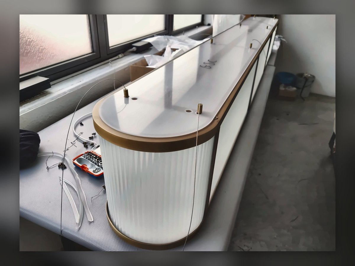 Le luminaire monté et câblé sur l'établi, avec le verre déjà en place