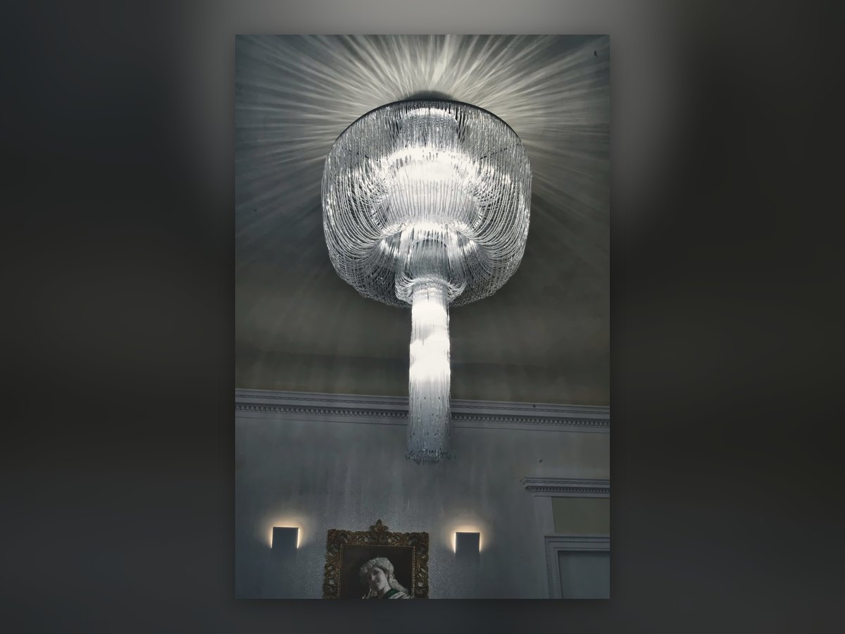 Plafoniera a cupola di cannette di vetro con la scia di luce sul soffitto