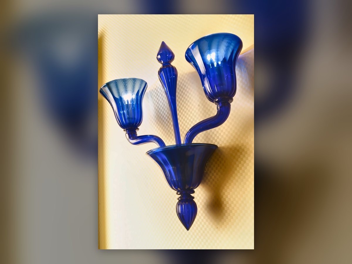 Applique a due bracci in vetro di Murano blu, con le coppe a tromba