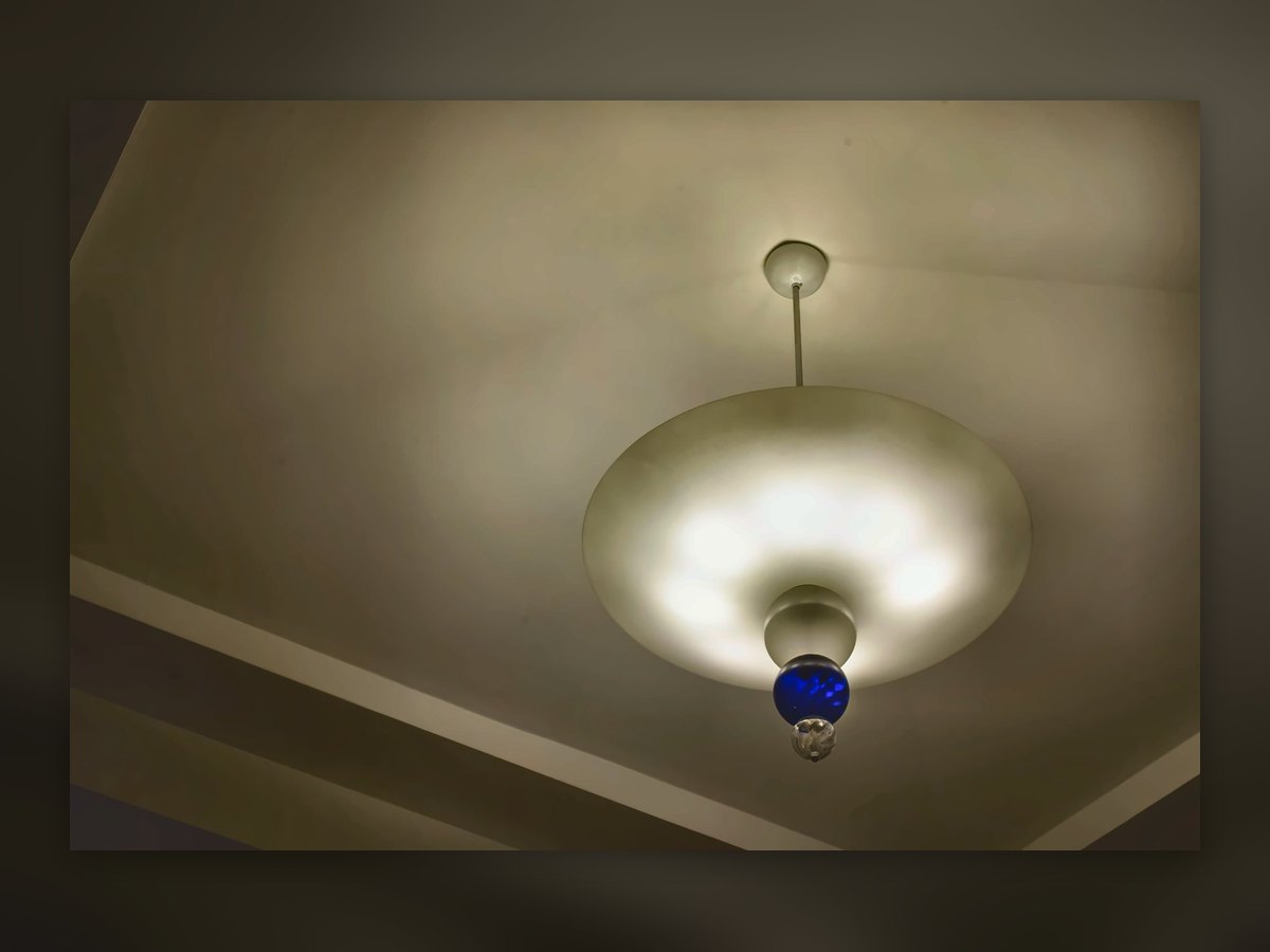 Plafoniera a disco in vetro bianco con puntale in vetro blu, vista dal basso