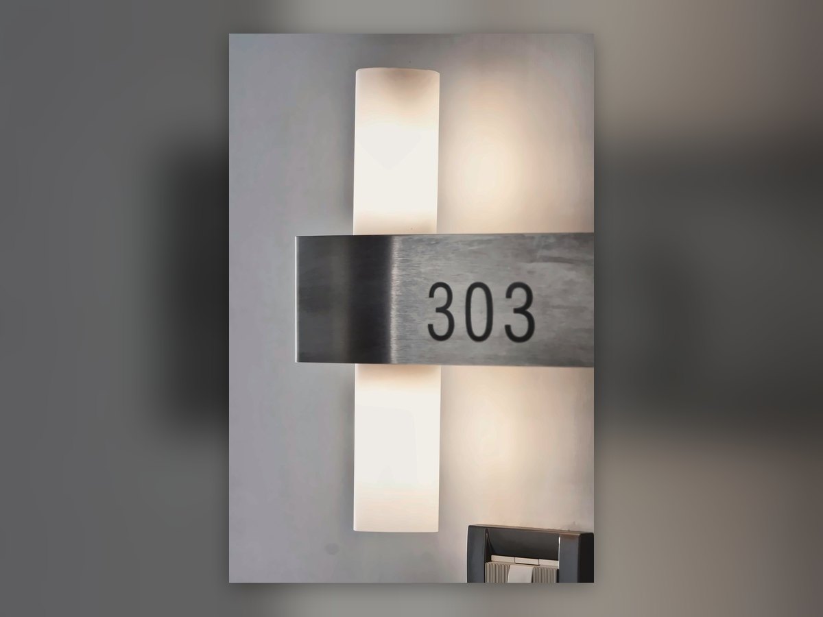 Il numero di camera 303 su una colonna luminosa a parete
