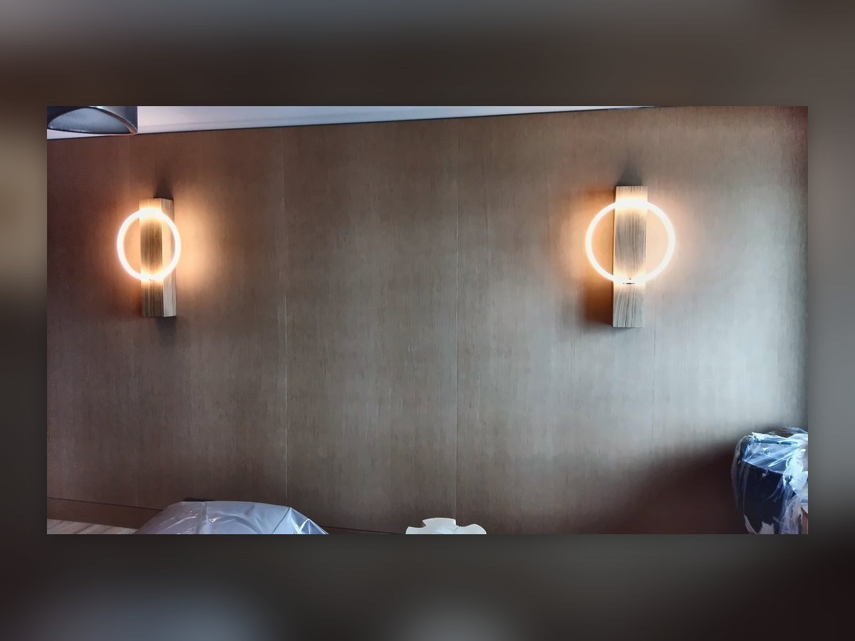 Deux appliques en anneau lumineux sur un mur de l'Alpine Spa