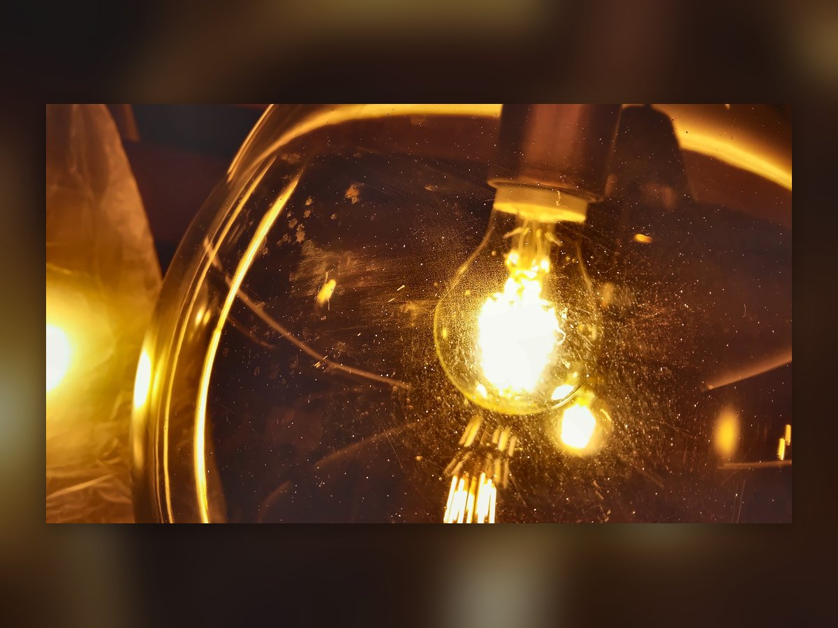 L'ampoule à filament dans la sphère en verre fumé, vue de près