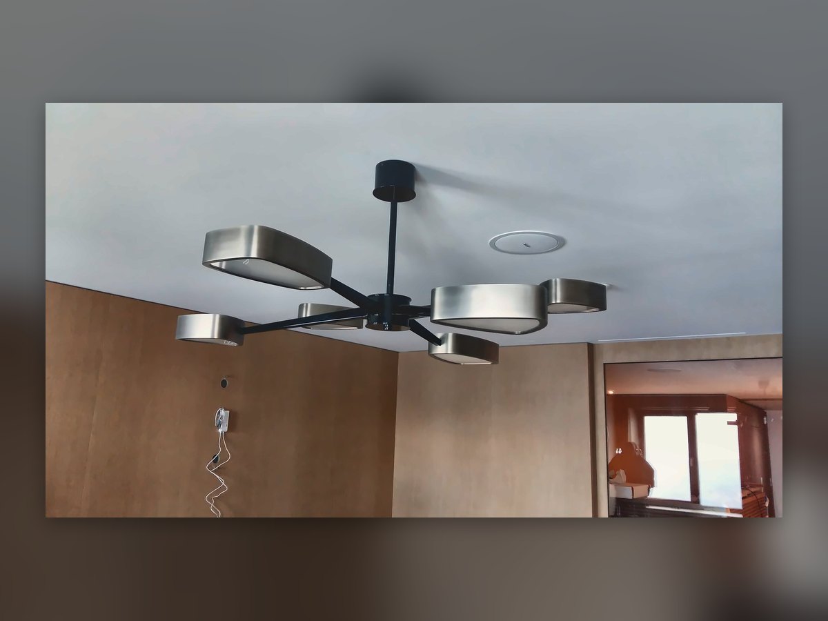 Plafonnier à trois bras avec disques métalliques, monté au plafond