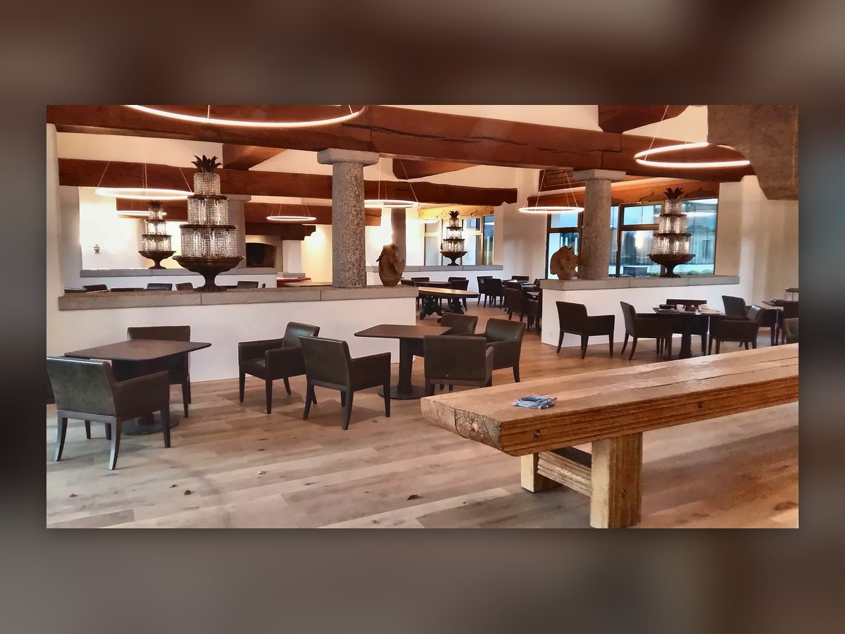 Le restaurant de l'Alpine Spa avec les anneaux lumineux suspendus sous les poutres