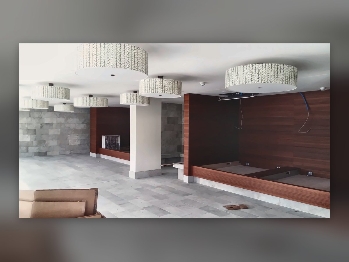 Le lobby avec les tambours en tissu suspendus et le mur en bois