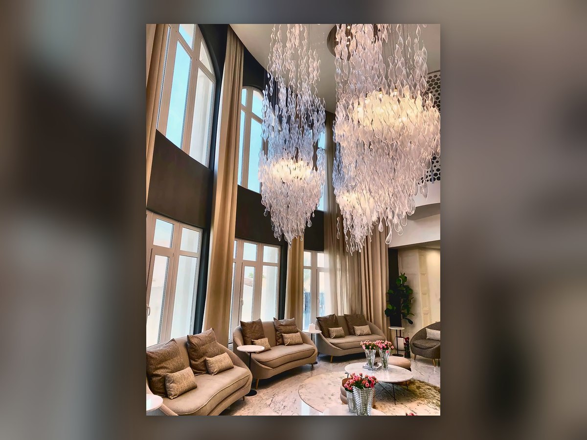 Il salone a doppia altezza di Villa K con le due cascate di vetro sospese fra le vetrate
