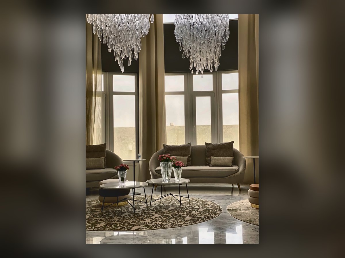 Il salone visto dai divani, con le cascate che scendono fino all'altezza degli occhi