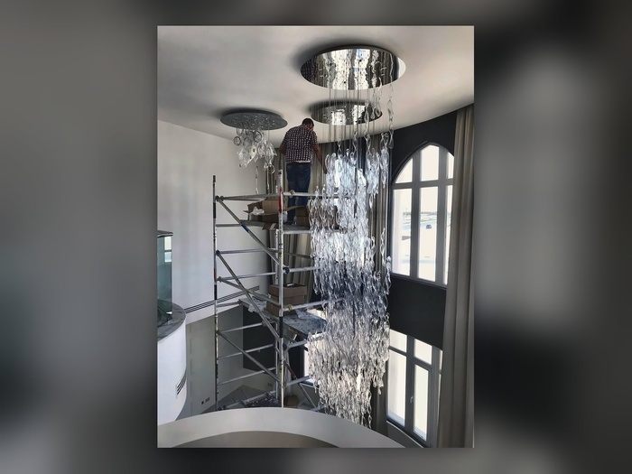 Villa W10, Doha : l'anneau de plafond en cours de pose