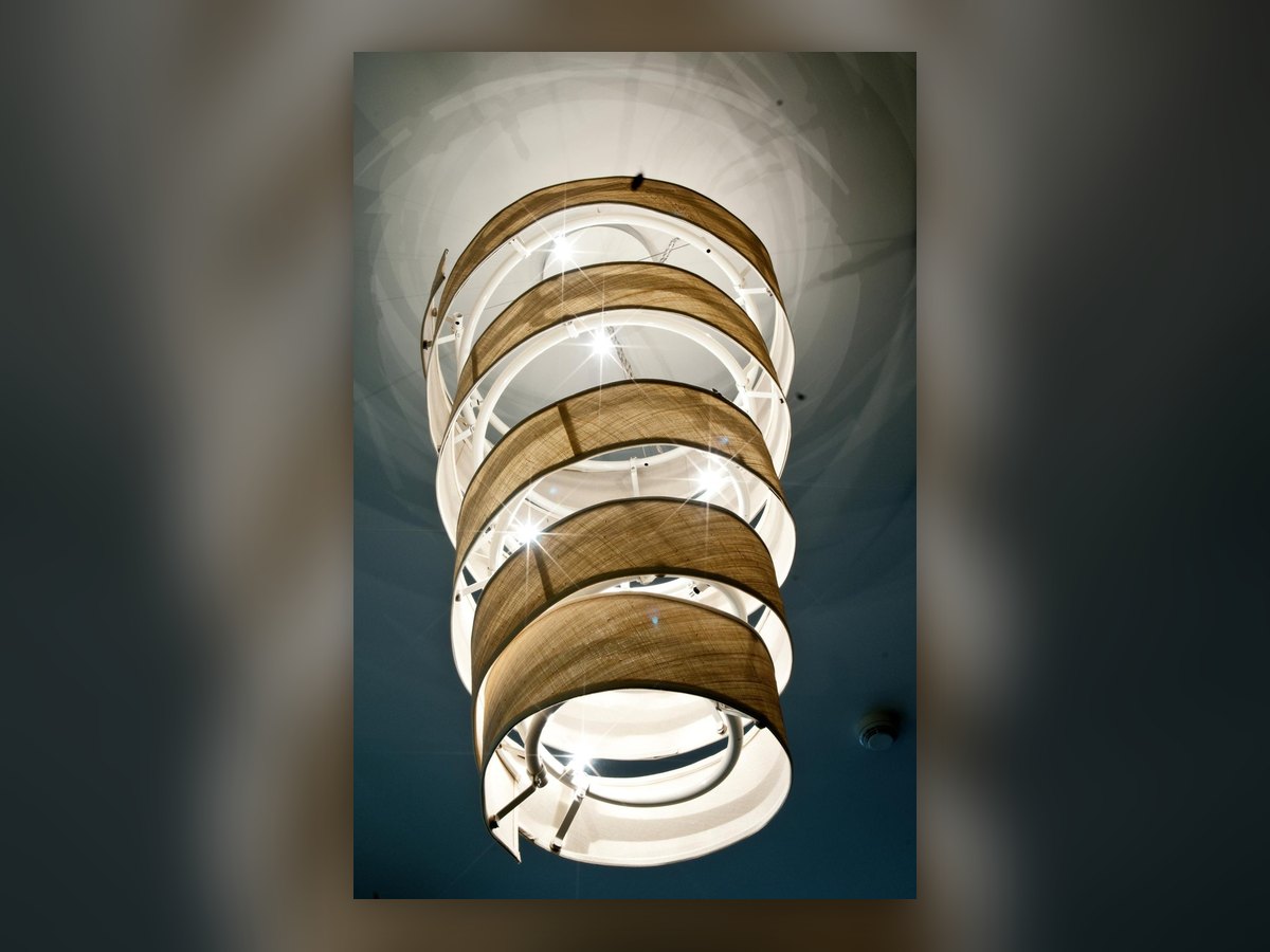 La spirale di doghe curve vista dal basso, con le sorgenti che si affacciano fra un'ansa e l'altra
