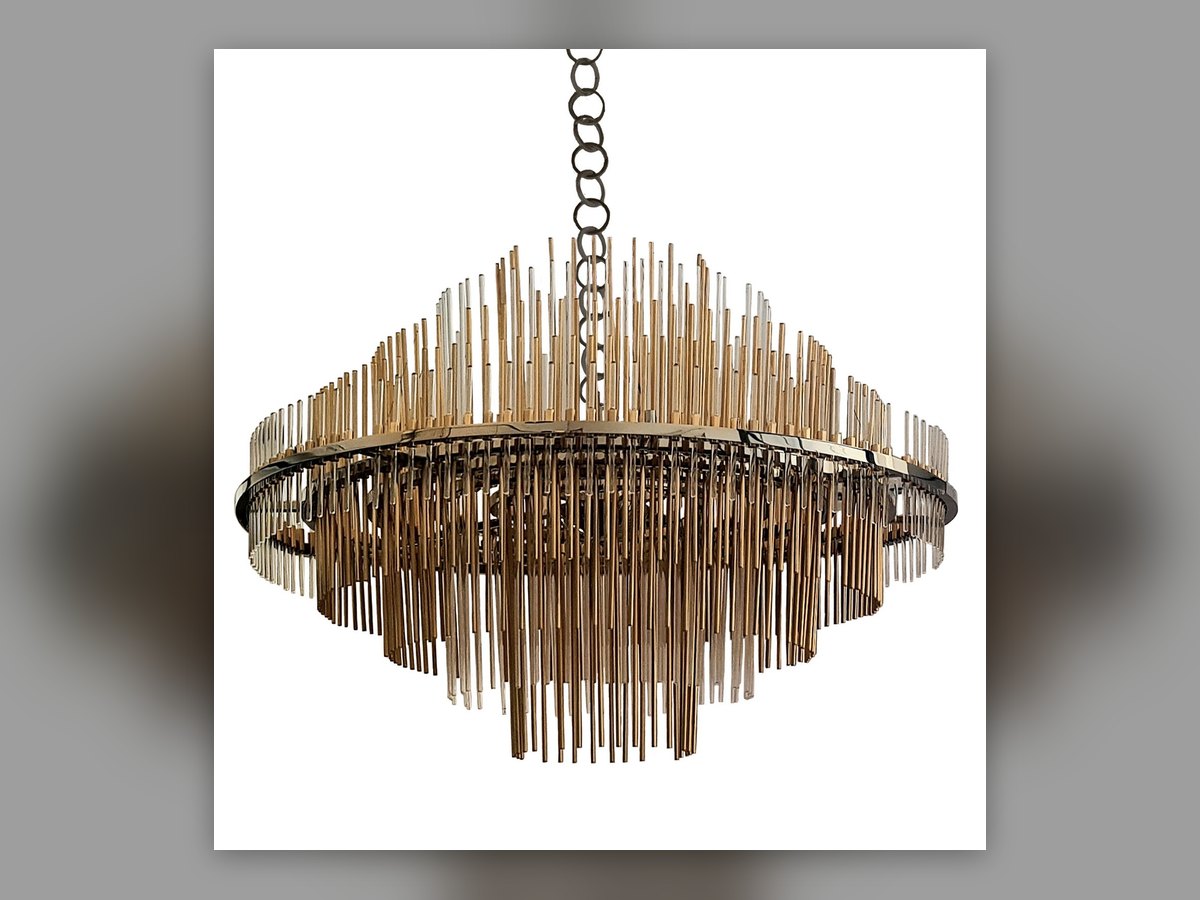 Il lampadario finito visto di tre quarti, con la catena di sospensione