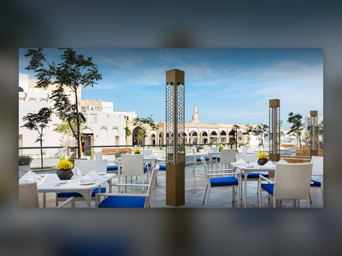 La terrazza di giorno, con le colonne dorate traforate fra i tavoli