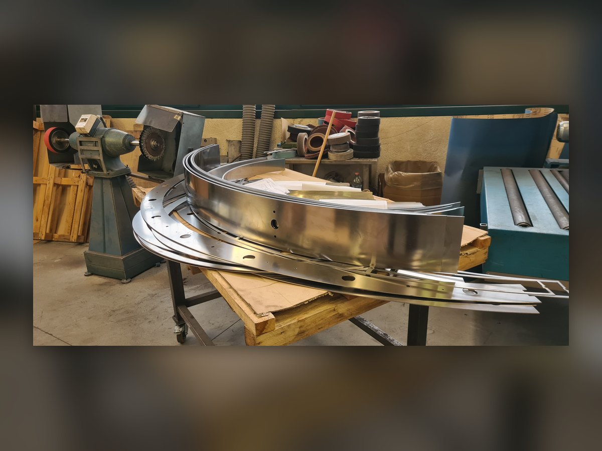 Die Metallteile des Mittelrings auf der Werkbank, vor der Montage