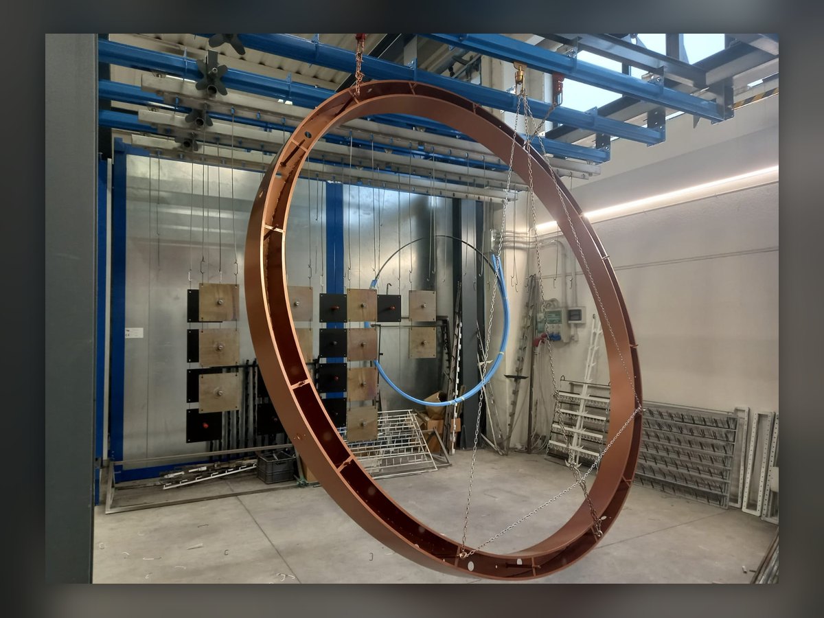 Der Mittelring nach der Lackierung, in Kupfer metallic
