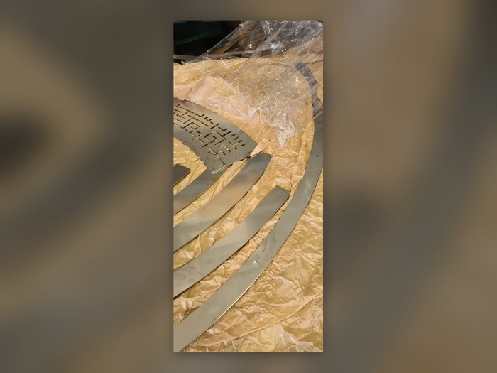 Die lasergeschnittenen Bauteile, noch am Blech hängend