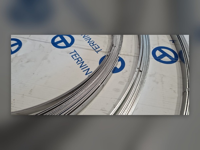 Ein gebogenes Profil mit Schnitten und Montagebohrungen, auf der Werkbank vermessen