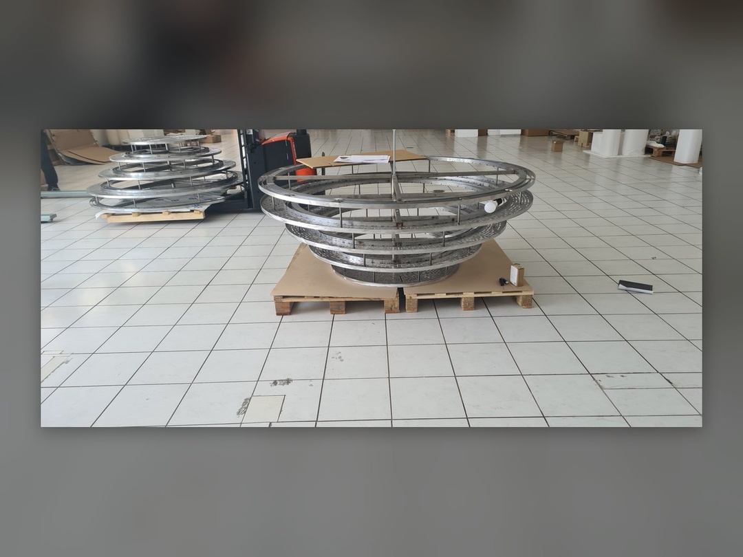 lampadario rotondo appeso in officina