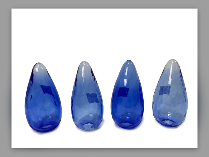 Vier Tropfen aus blauem mundgeblasenem Glas, in vier Größen