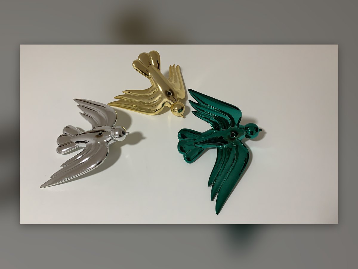 Keramik — Keramikblätter in Gold und Grün glasiert, Stück für Stück.