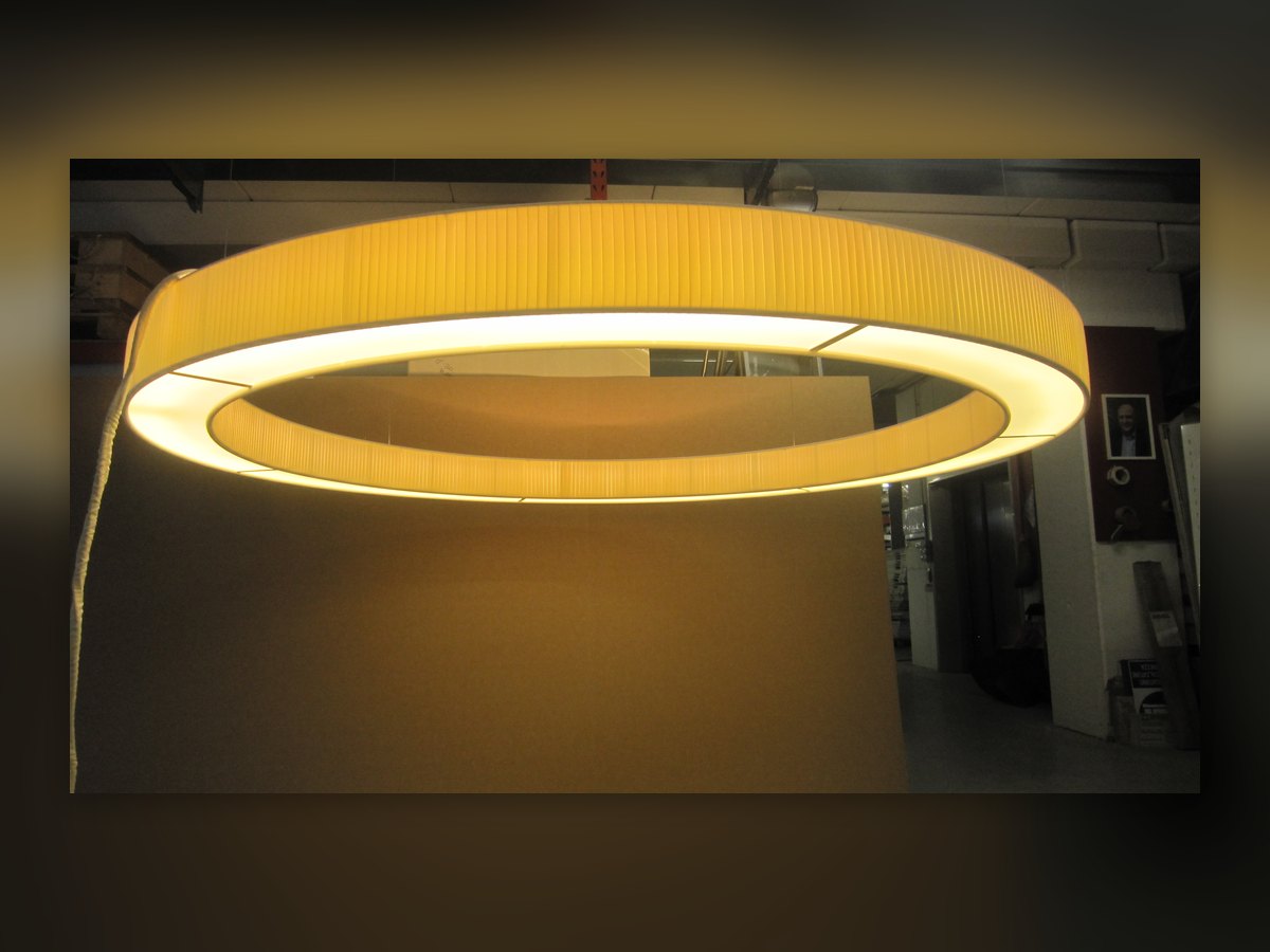 Der beleuchtete Ring in der Werkstatt aufgehängt, Dreiviertelansicht, mit Licht von innen