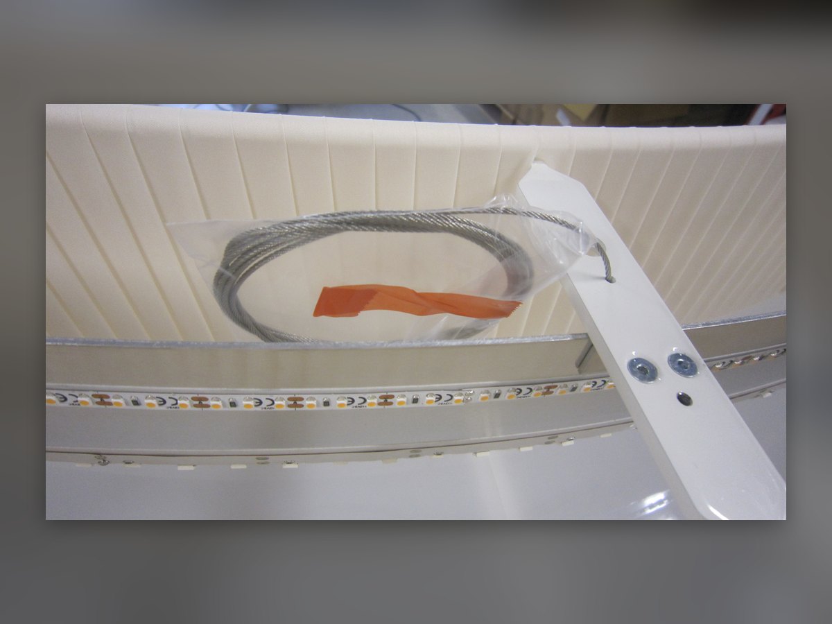 Der Ring offen vor dem Schließen: der LED-Streifen und die weiße Traverse mit den Kabeln