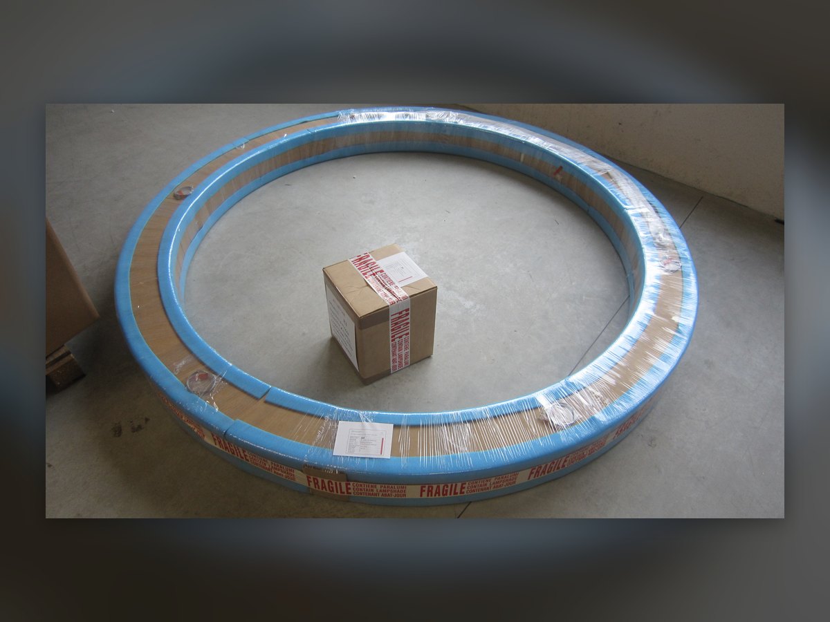 Der in Folie verpackte Ring neben der Kiste der Bauteile