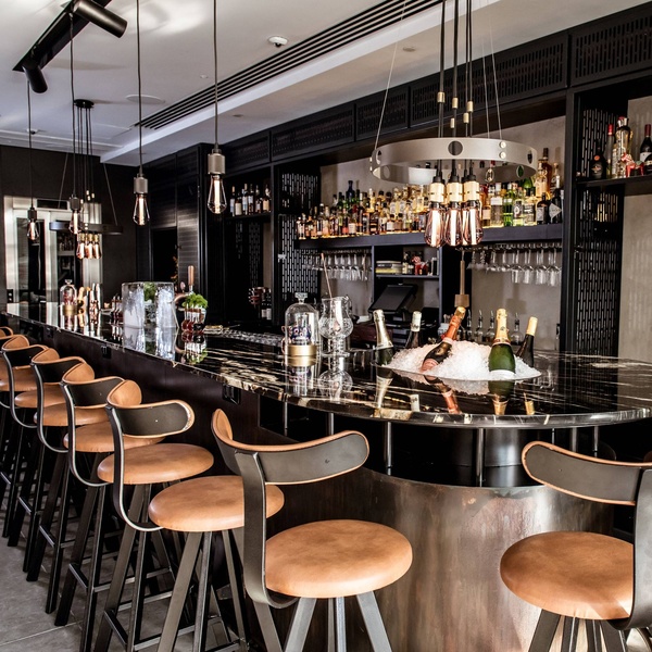 Lampadario Hero Light di Buster & Punch sopra il bancone di un bar