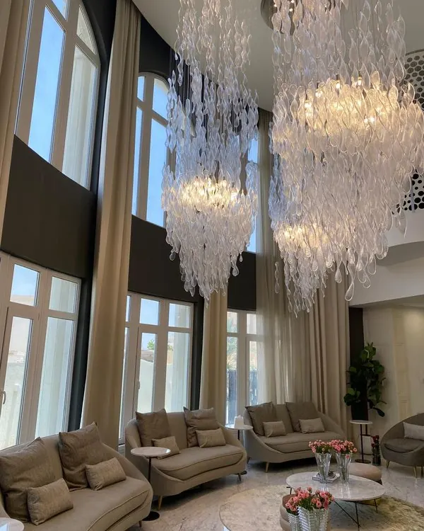 Cascades de verre sur mesure dans un salon double hauteur