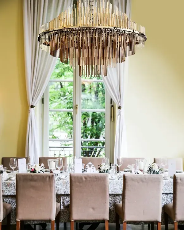 Lustre sur mesure au-dessus d'une table dressée