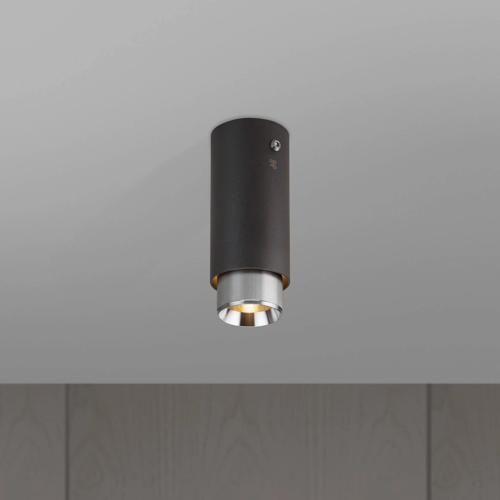 EXHAUST SURFACE / LINEAR / GRAPHITE spotlight